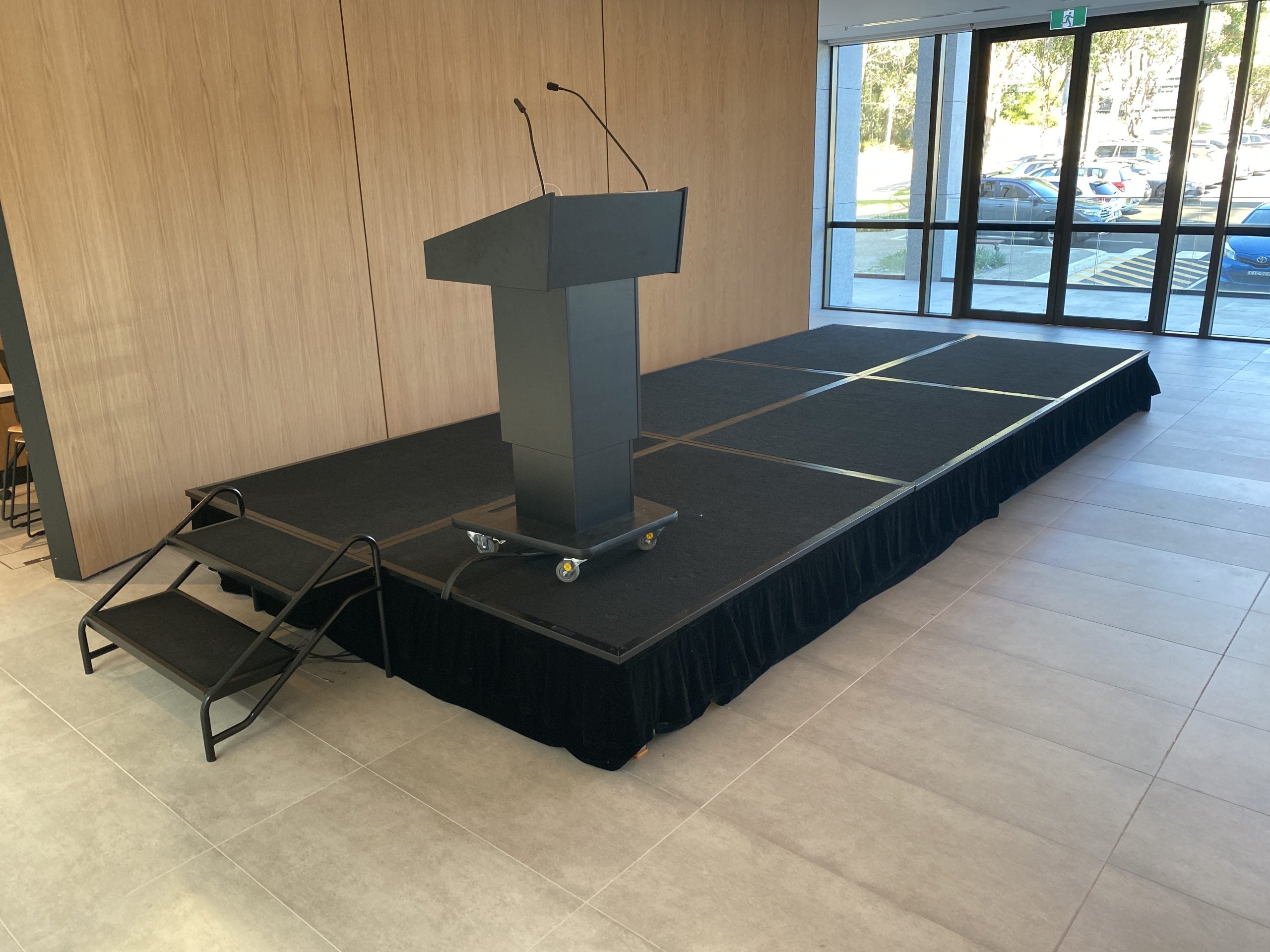 Foldable stage platform